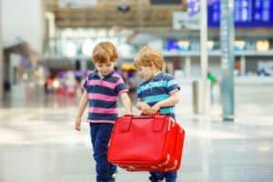 Kinder am Flughafen